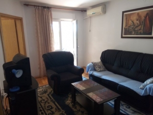 Centar - kod gimnazije, 40m2, II/IV, namješten, 300€