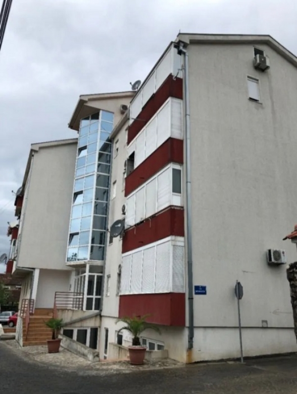 Drač - Ulica Slobodana Škerovića, 74m2, II/III sprat, namješten, 144.000€