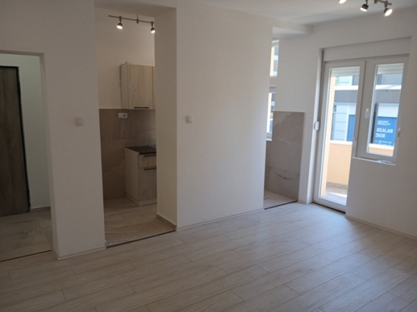 Centar - ugao Ulice slobode i Hercegovačke, 57m2 + 4m2 terase, visoko prizemlje, 1000€