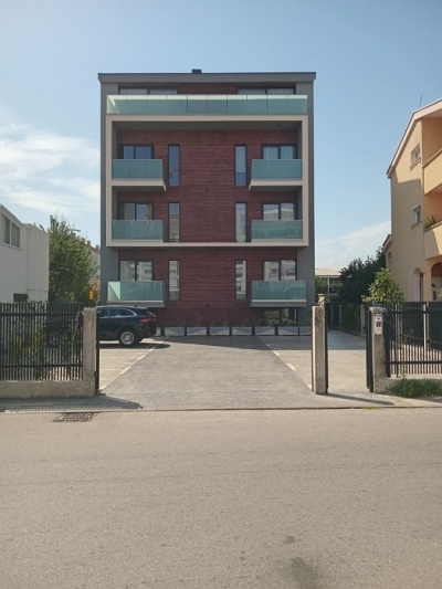 Tološka šuma - mini stambena zgrada, 52m2 + parking mjesto, II/IV sprat, namješten, 155.500€