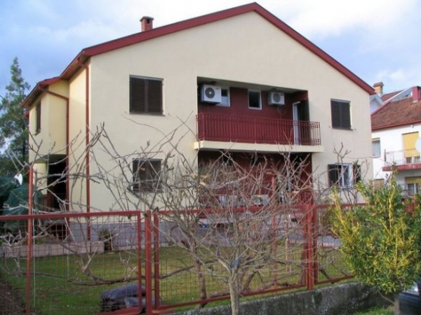 Tološi - kuća 140m2, prizemlje i sprat, namještena, 450€